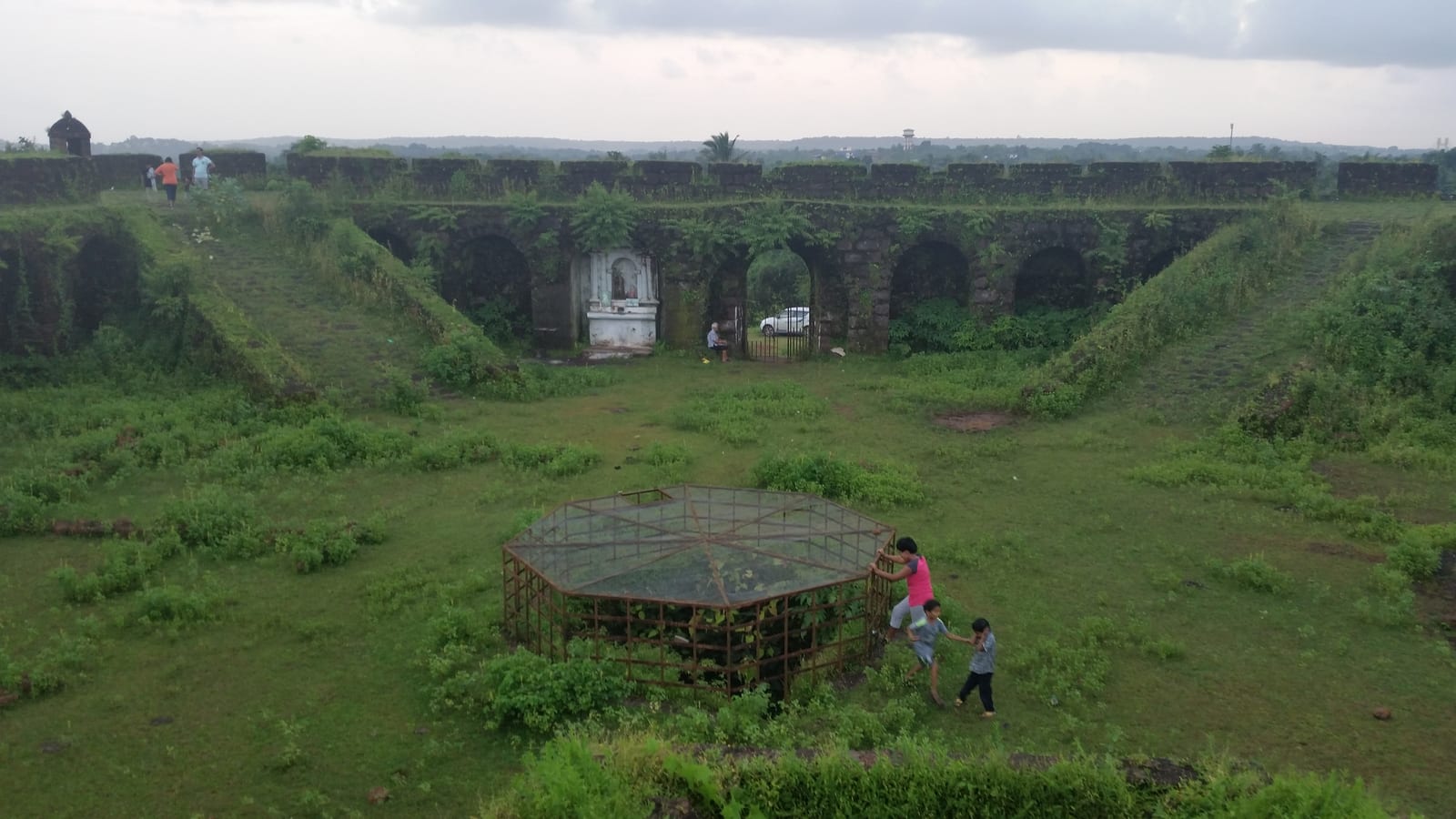 चापोरा किल्ल्याच्या आतील मोकळ्या भागांतली तटबंदी